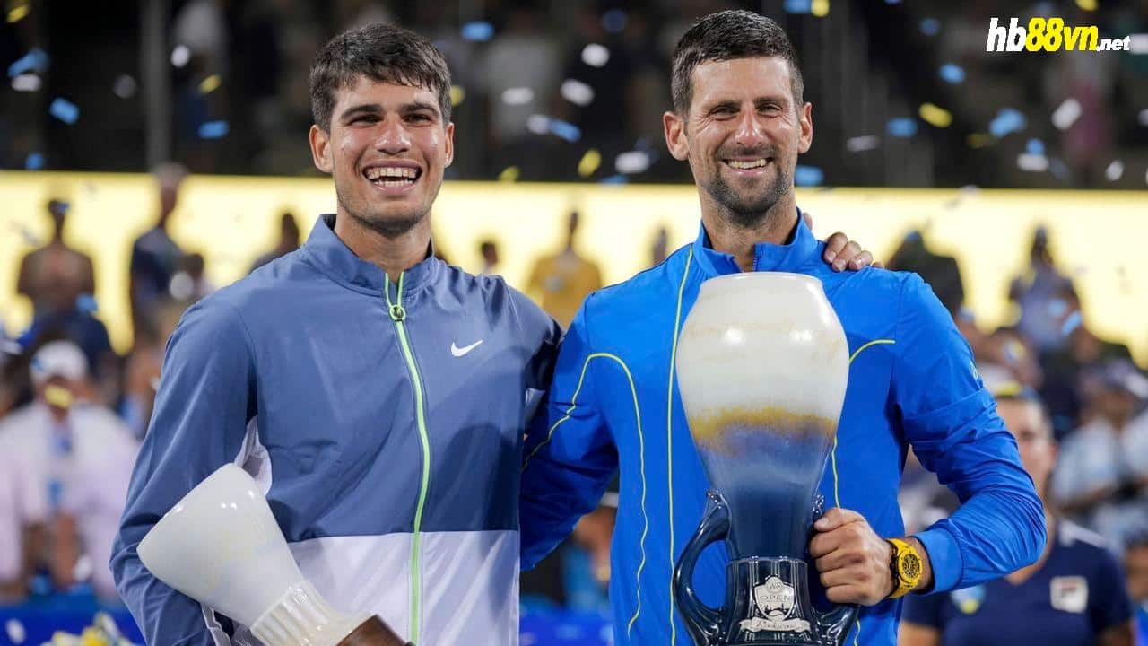 Alcaraz (trái) và nhà vô địch Djokovic ở Cincinnati Masters 2023 hồi tháng 8. Ảnh: AP