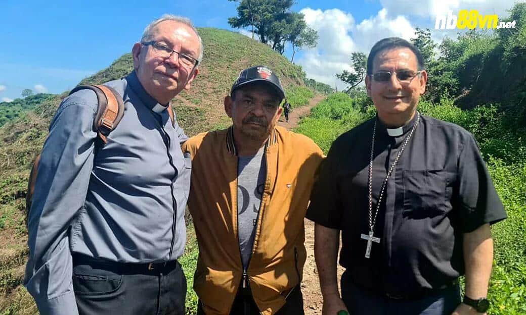 Ông Luis Diaz Sr (giữa) được trả tự do ở thành phố Valledupar, tỉnh Cesar, Colombia ngày 9/11/2023. Ảnh: Conferencia Episcopal de Colombia