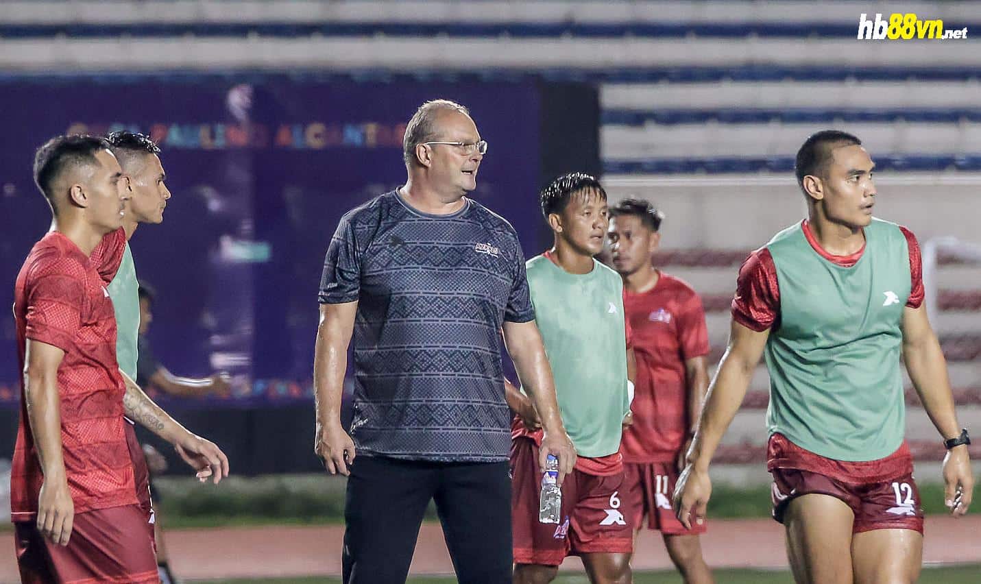 HLV Michael Weiss dẫn dắt đội tuyển Philippines từ đầu năm 2023. Ảnh: PFF