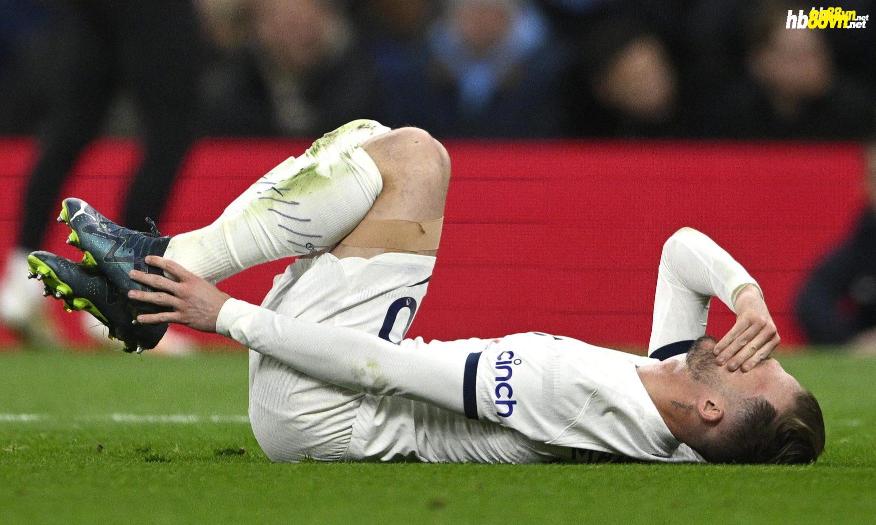 James Maddison chấn thương mắt cá chân trái ở trận gặp Chelsea trên sân Tottenham Hotspur, thành phố London, vòng 11 Ngoại hạng Anh tối 6/11/2023. Ảnh: Reuters